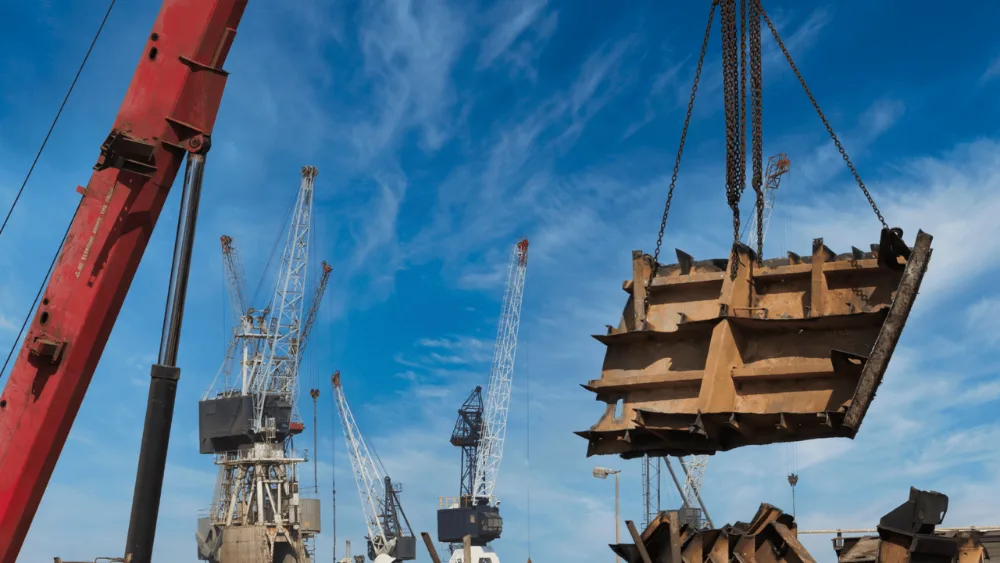 Industriedemontage mit Kran